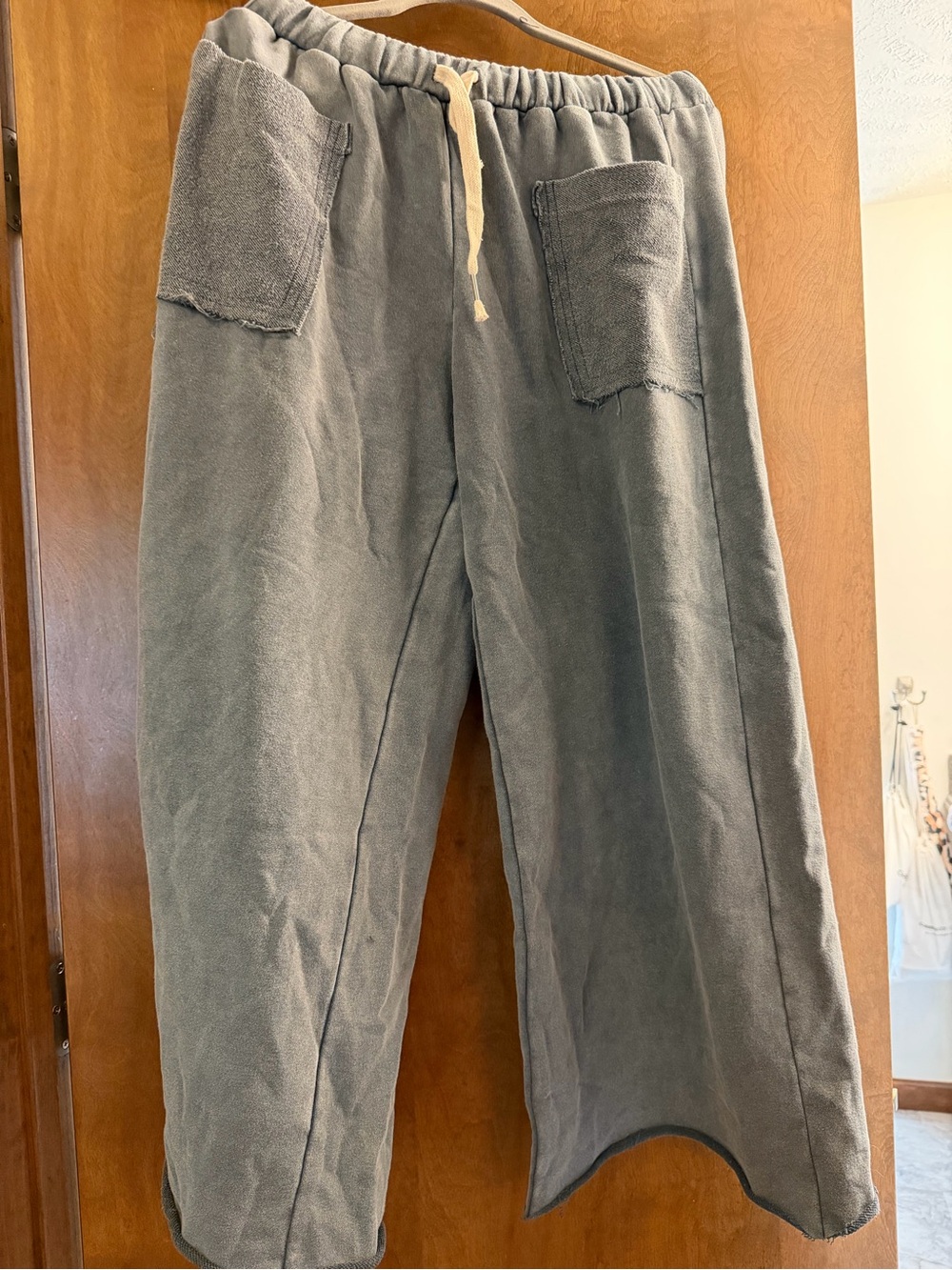 POL Women's Gray Cropped Sweatpants with Patch Pockets
